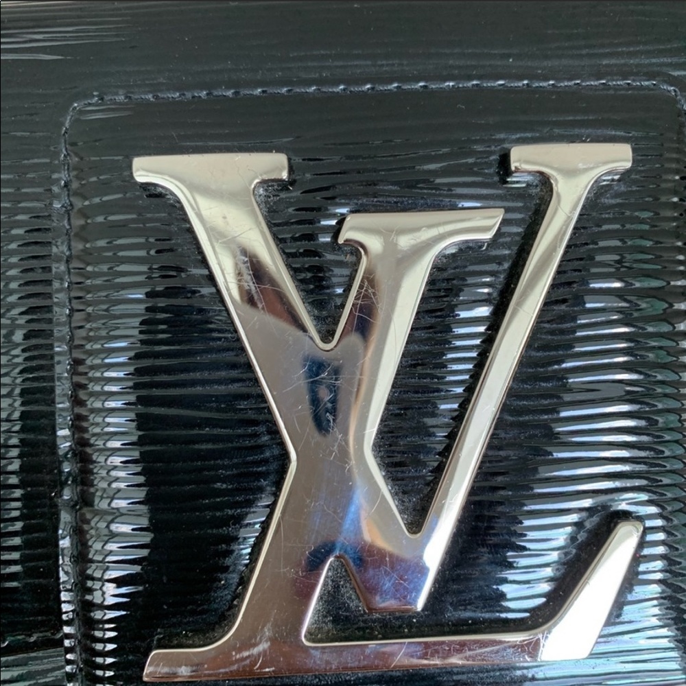 Louis Vuitton - Picture 3 of 8
